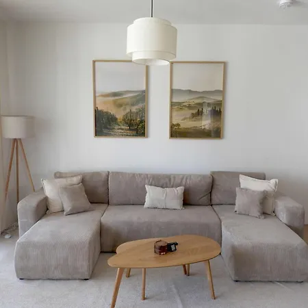 Luxurioeses 4-zimmer-apt Im Boho-stil I Top-lage I Familienfreundlich I Terrasse I Grosser Garten I Kueche I Netflix I Kostenloser Parkplatz I 105 M2 *