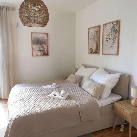 Luxurioeses 4-zimmer-apt Im Boho-stil I Top-lage I Familienfreundlich I Terrasse I Grosser Garten I Kueche I Netflix I Kostenloser Parkplatz I 105 M2 Appartement
