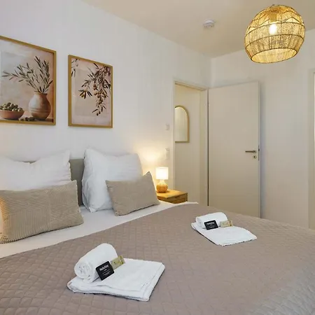 Luxurioeses 4-zimmer-apt Im Boho-stil I Top-lage I Familienfreundlich I Terrasse I Grosser Garten I Kueche I Netflix I Kostenloser Parkplatz I 105 M2