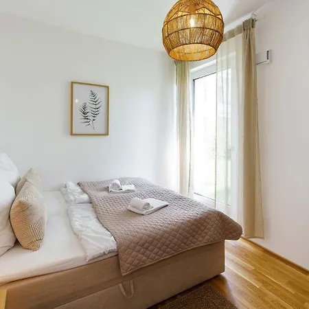 Luxurioeses 4-zimmer-apt Im Boho-stil I Top-lage I Familienfreundlich I Terrasse I Grosser Garten I Kueche I Netflix I Kostenloser Parkplatz I 105 M2 Appartement