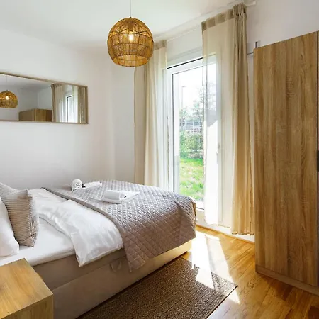 Luxurioeses 4-zimmer-apt Im Boho-stil I Top-lage I Familienfreundlich I Terrasse I Grosser Garten I Kueche I Netflix I Kostenloser Parkplatz I 105 M2 Appartement