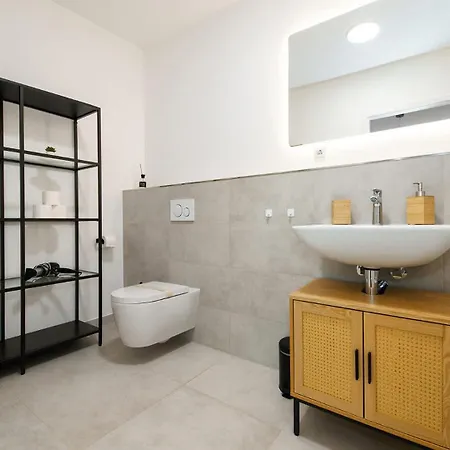 Luxurioeses 4-zimmer-apt Im Boho-stil I Top-lage I Familienfreundlich I Terrasse I Grosser Garten I Kueche I Netflix I Kostenloser Parkplatz I 105 M2 Appartement *